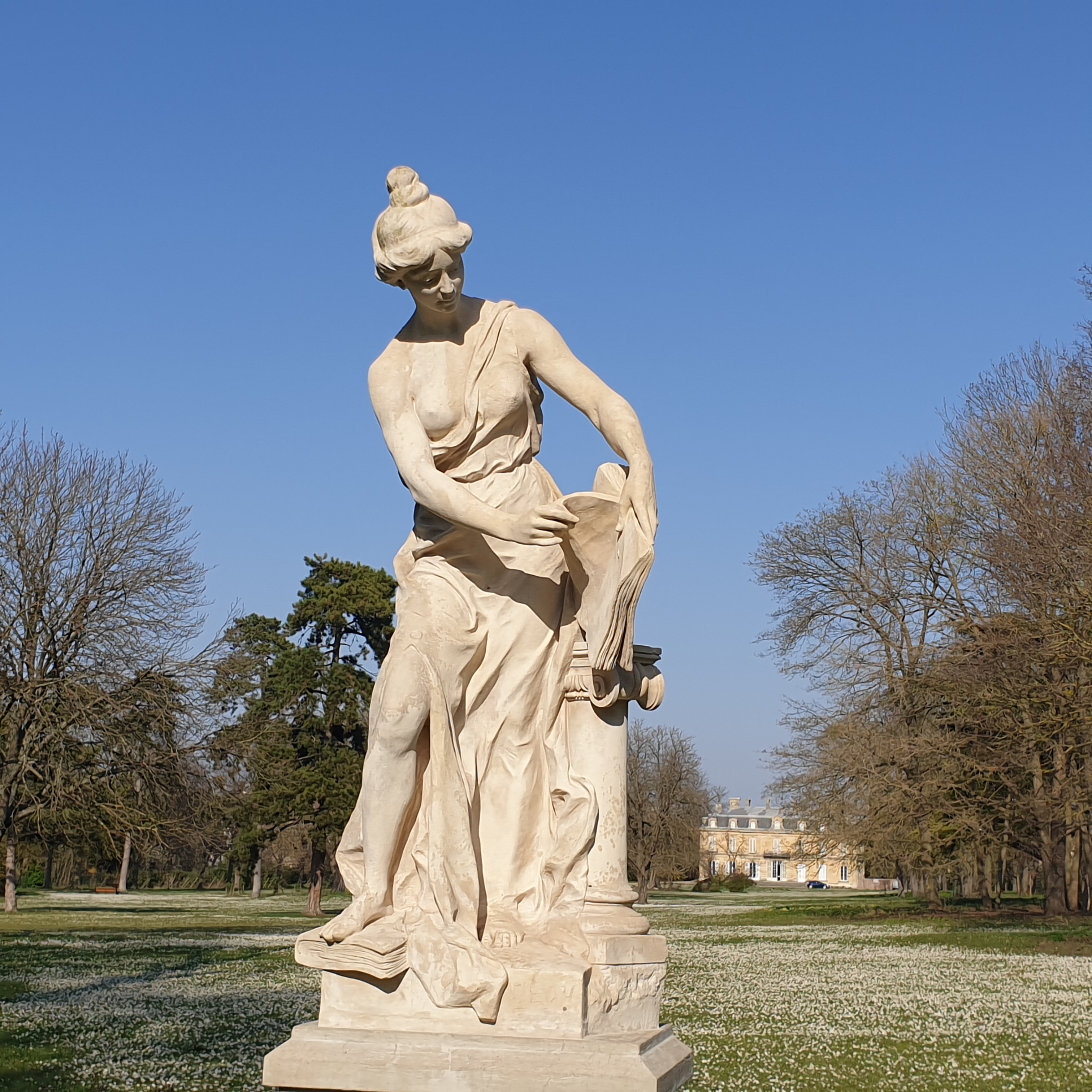 Bois-Préau - Statue La liseuse - (c) Sophie Chirico