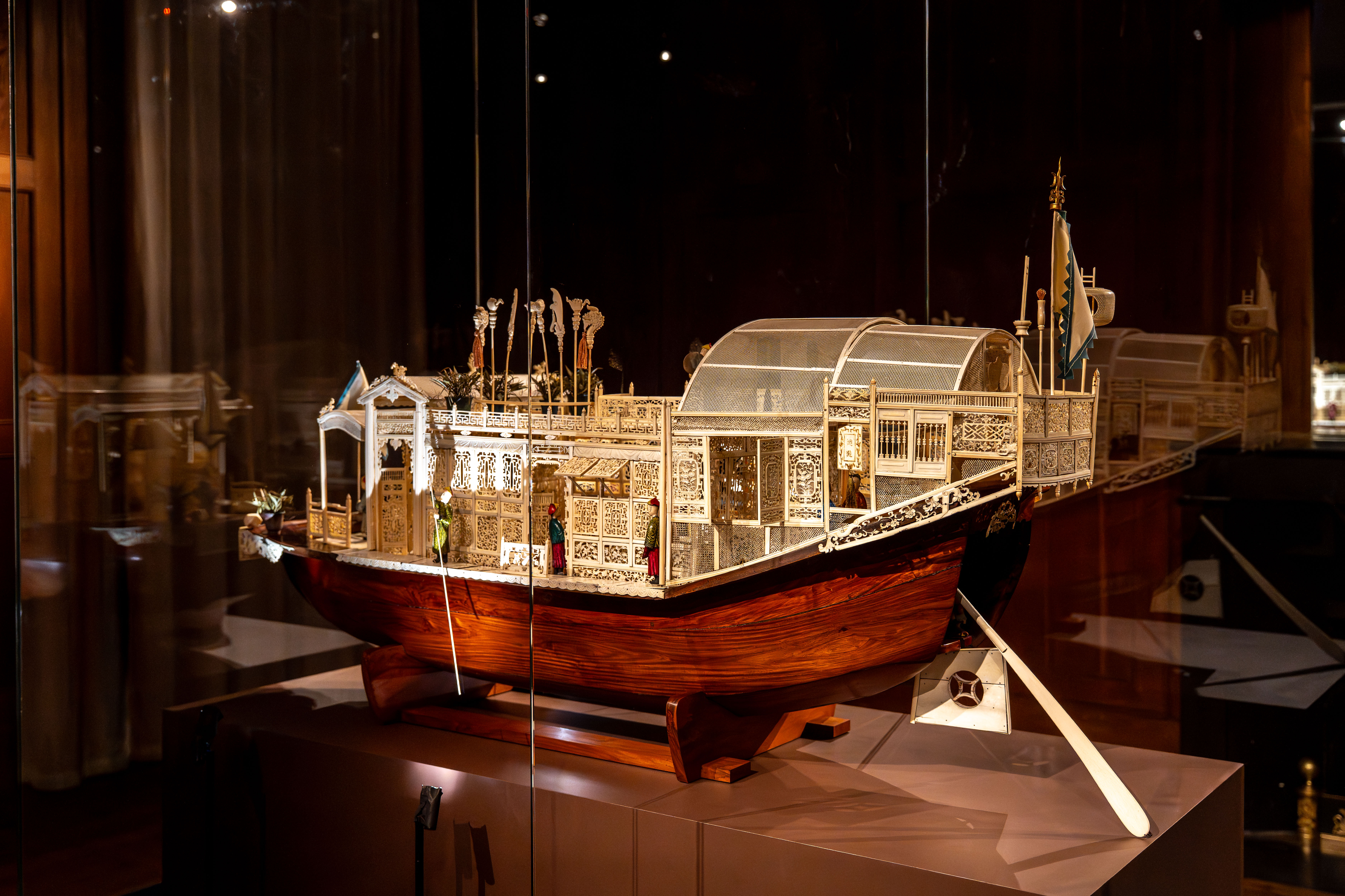 Maquette de jonque chinois à fond plat en ivoire finement sculpté sur une coque en bois