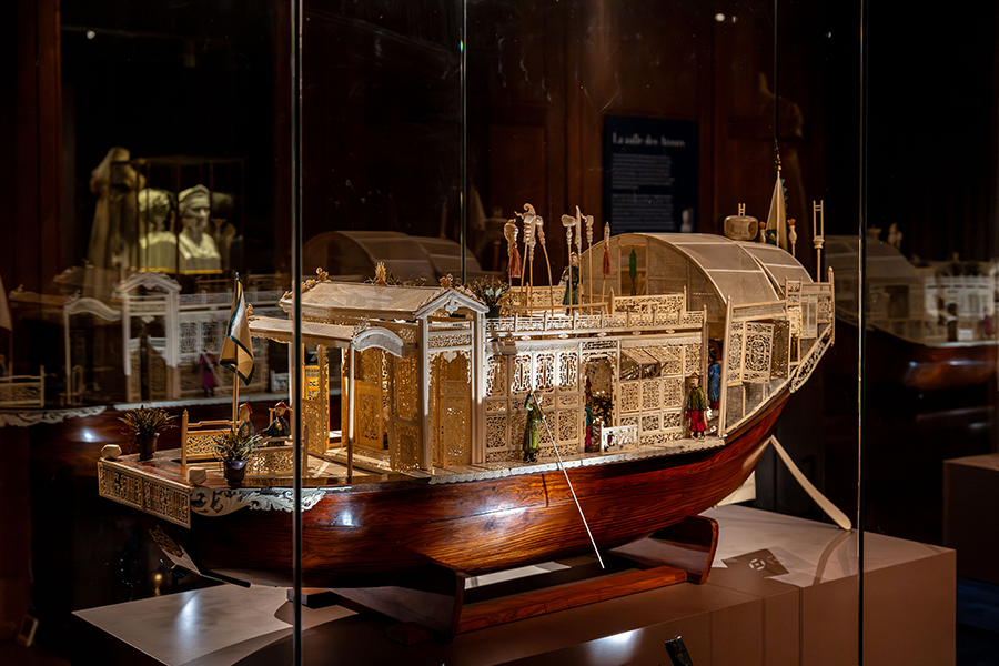 Maquette de bateau en ivoire ornée de pavillons, de personnages et de décors ajourés