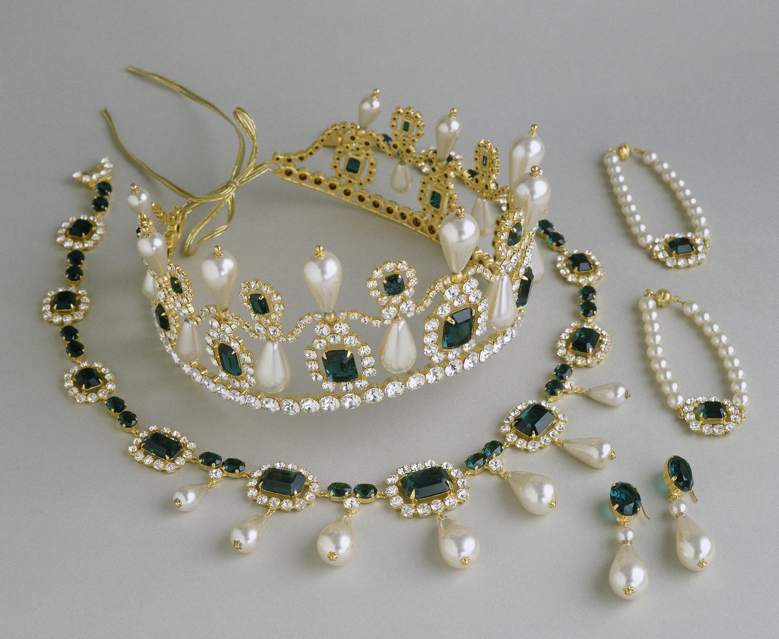 Parure avec émeraudes, perles et dorures