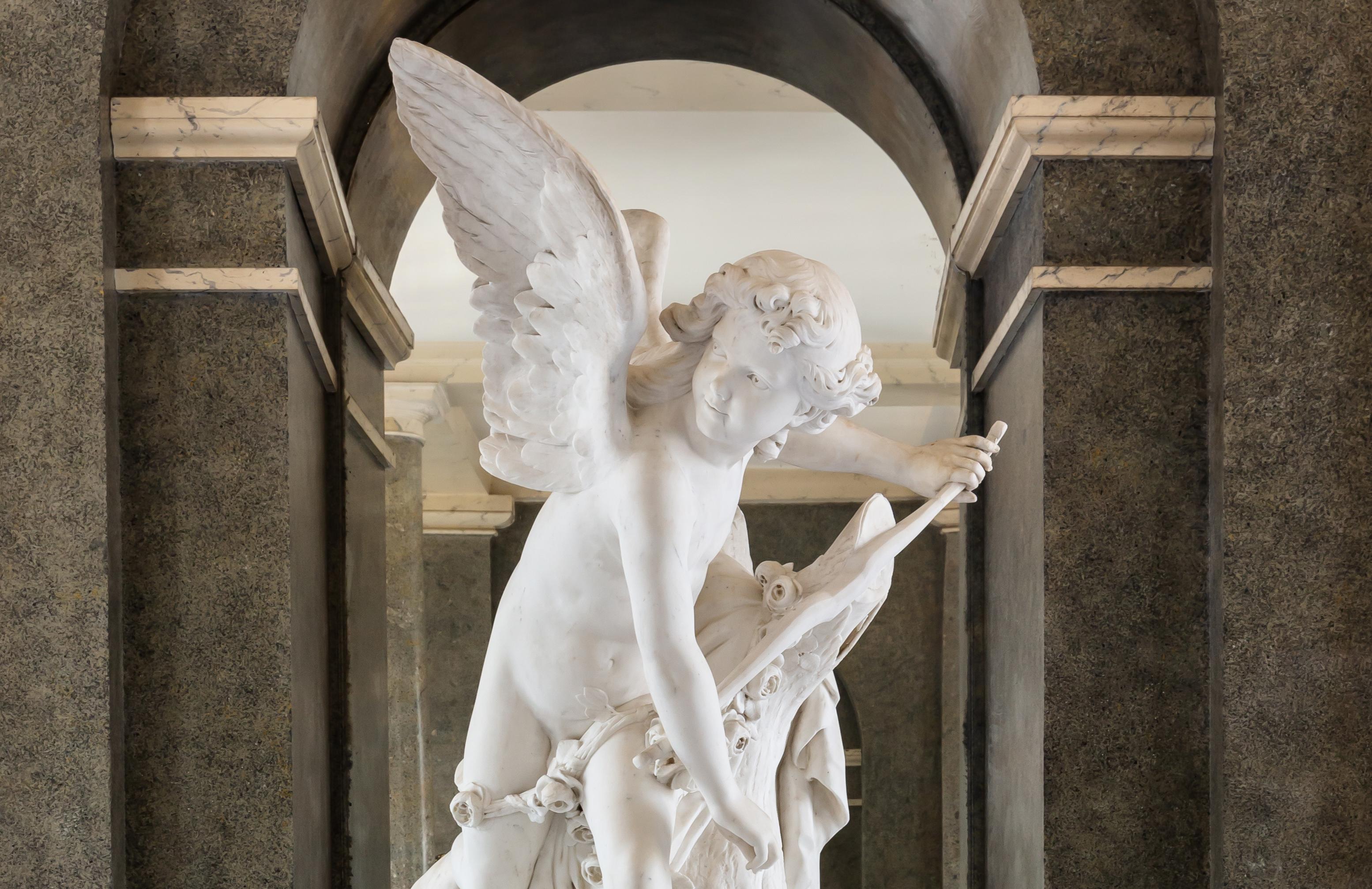 Gros plan sur l'une des sculptures présentes dans le vestibule du château de Malmaison