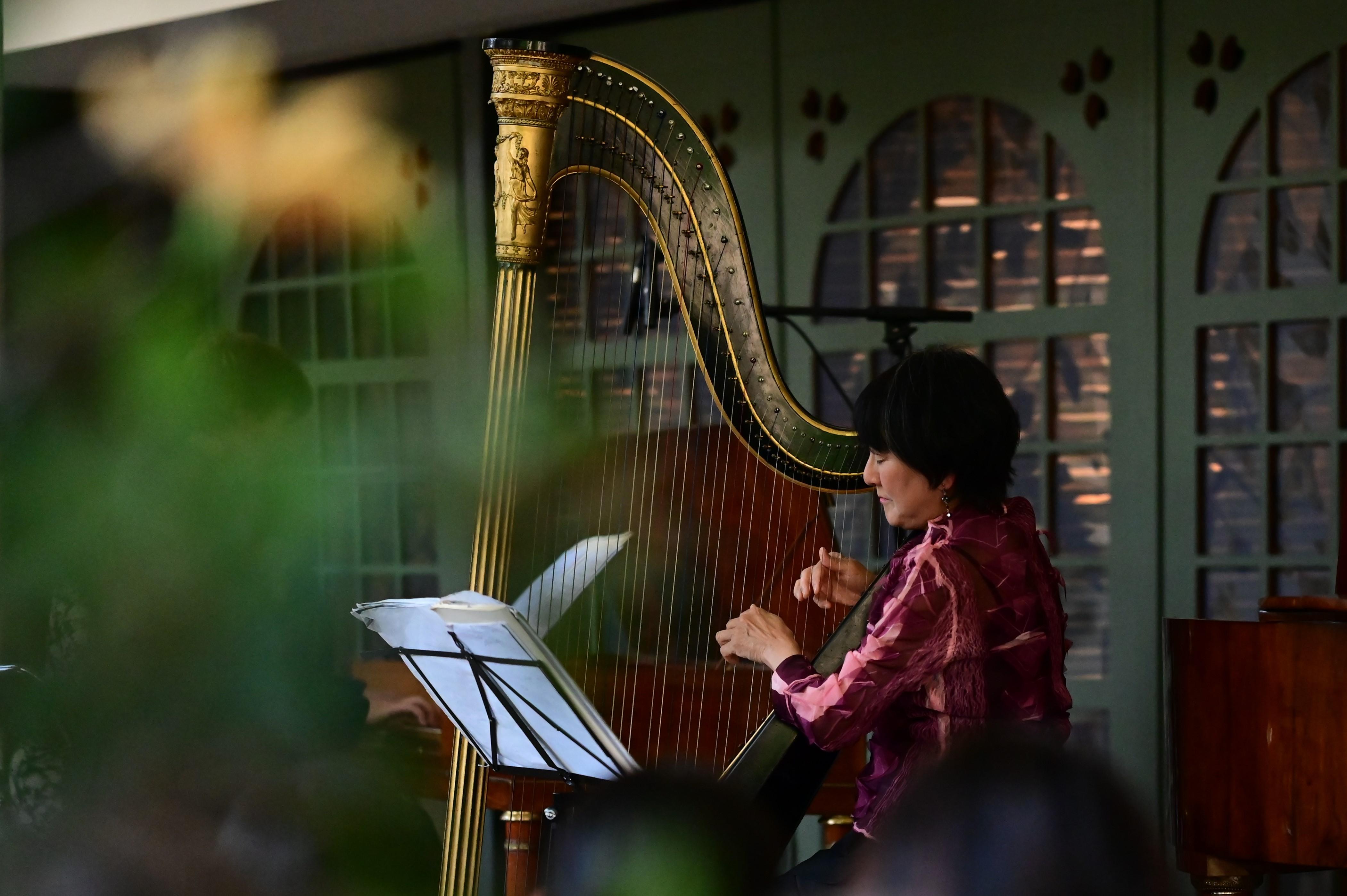 Harpiste en concert à l’orangerie de Bois-Préau