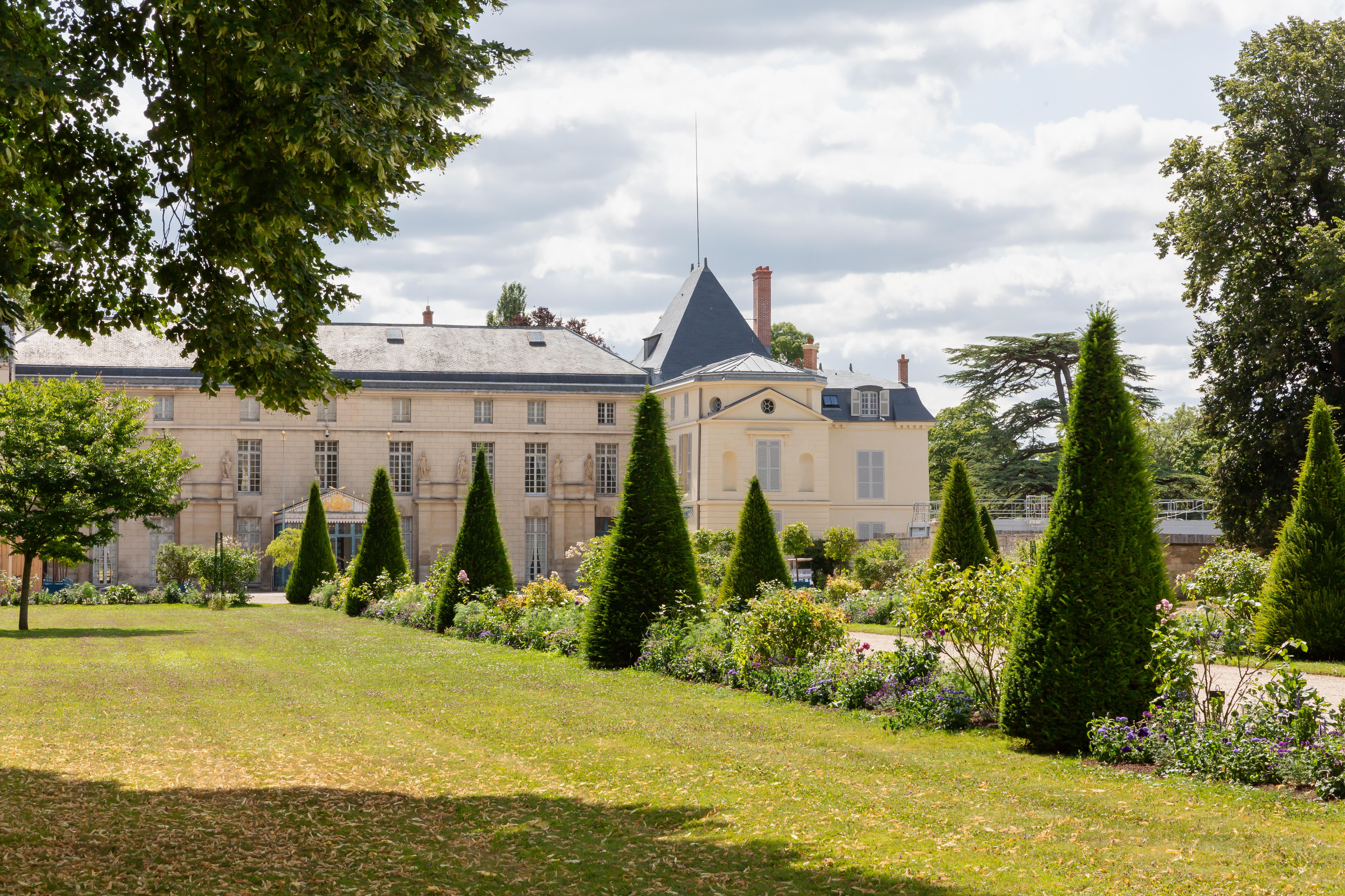 Vue du château de Malmaison et de son parterre de fleur depuis la grille d'honneur