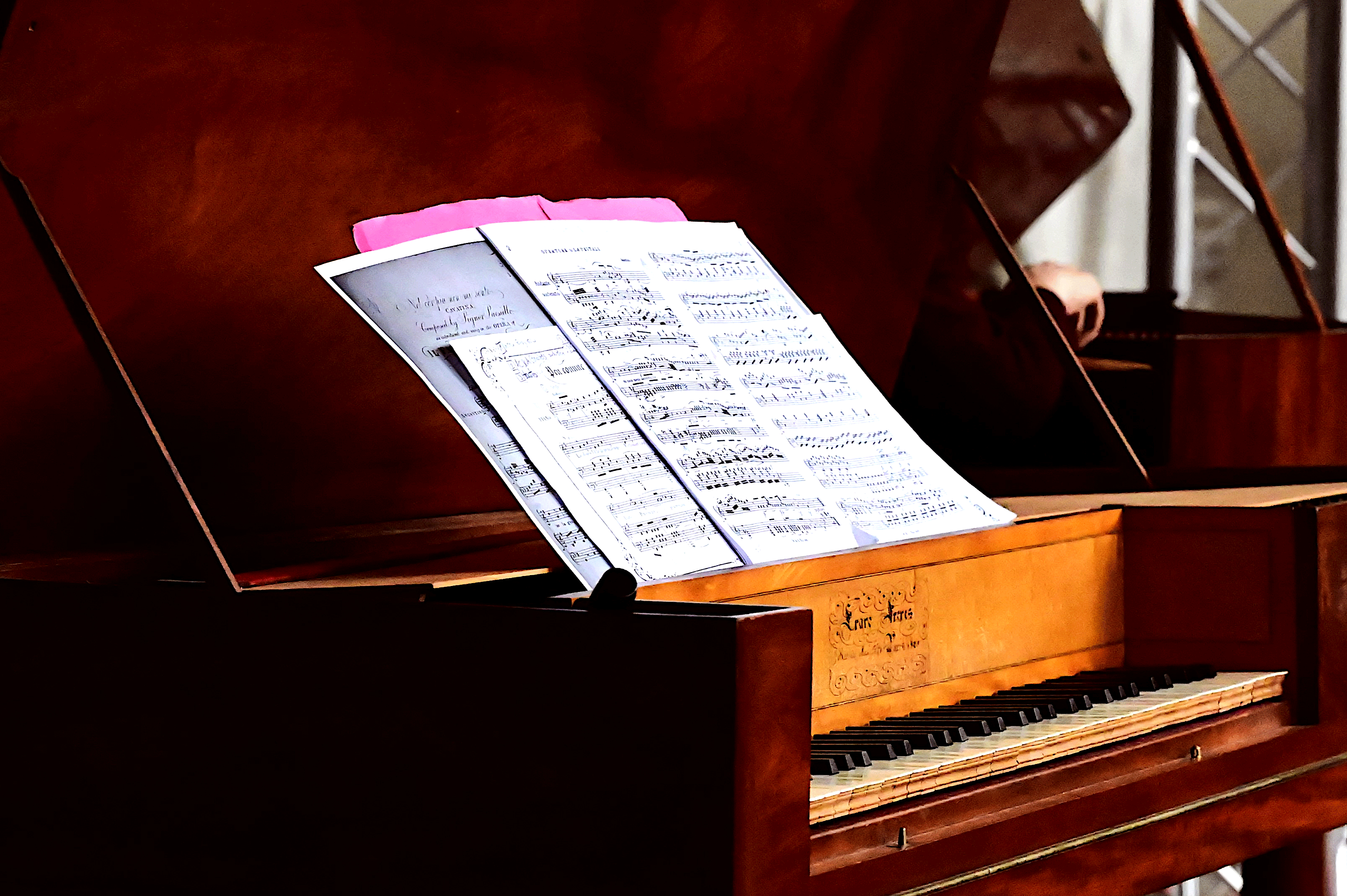 Partition ouverte posée sur le pupitre d'un piano historique