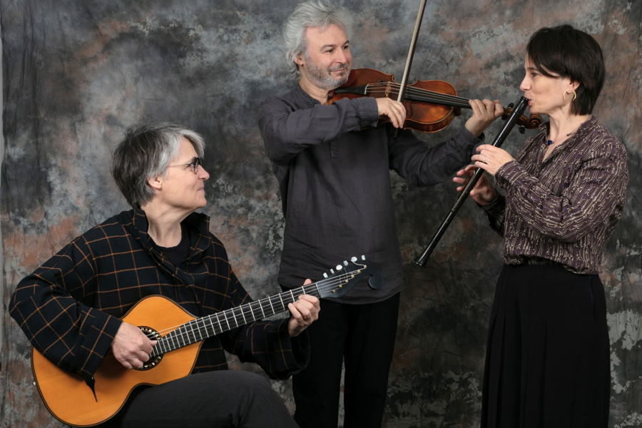 Trio de musiciens avec un alto, une guitare et une flûte à bec