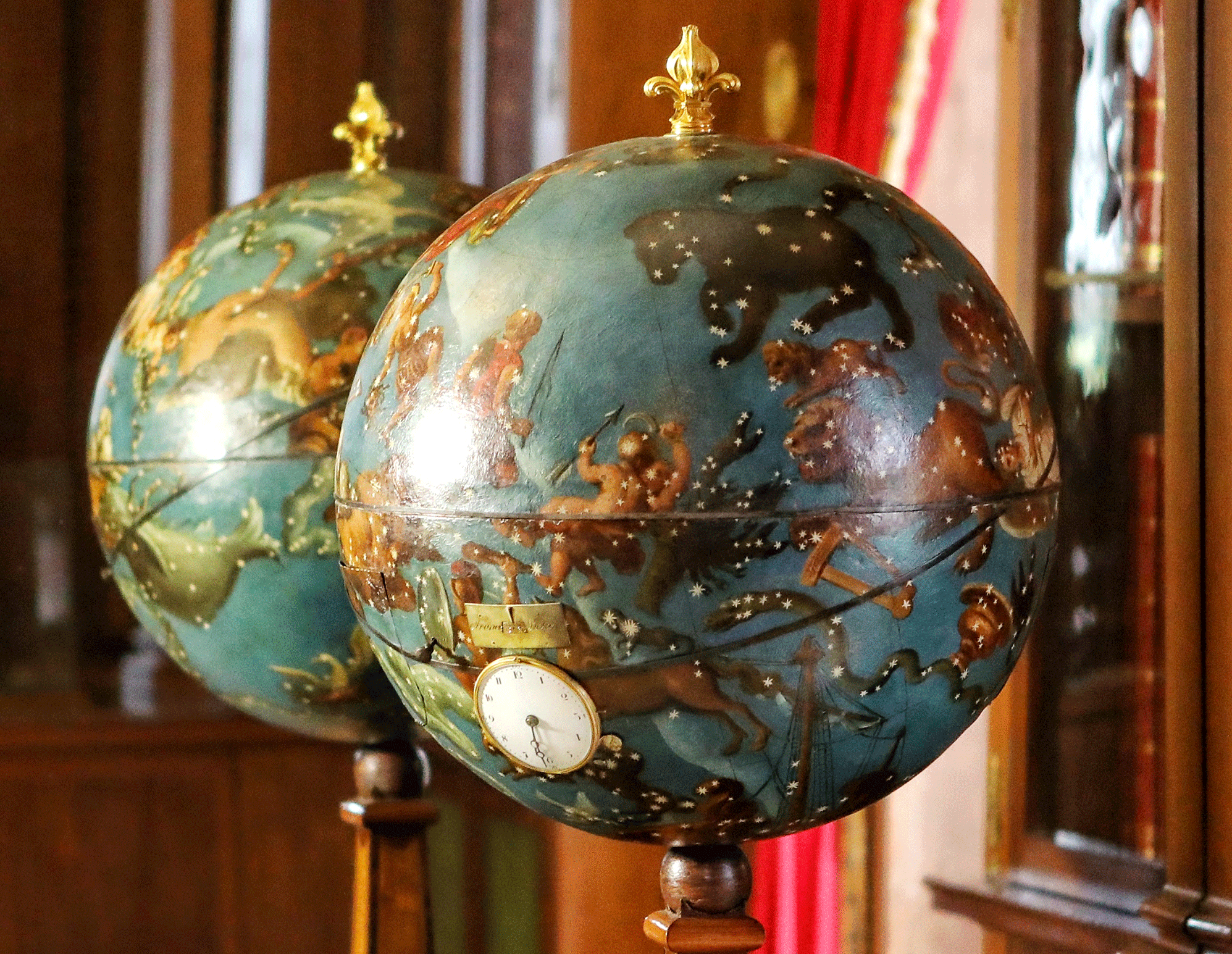 Globe surmonté d’une flèche et décoré d’une horloge.