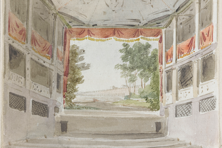 Vue d’une salle de théâtre, avec une scène ornée d’un décor inspiré de Malmaison.