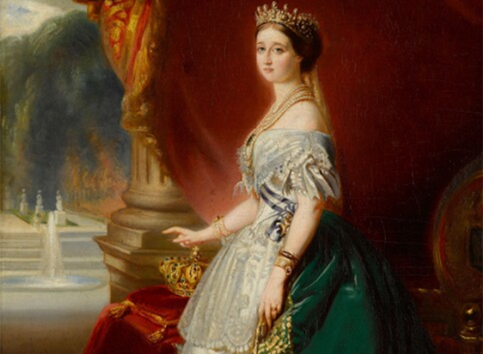 L’impératrice coiffée d’une couronne et vêtue d’une robe blanche à crinoline, sous un manteau vert.