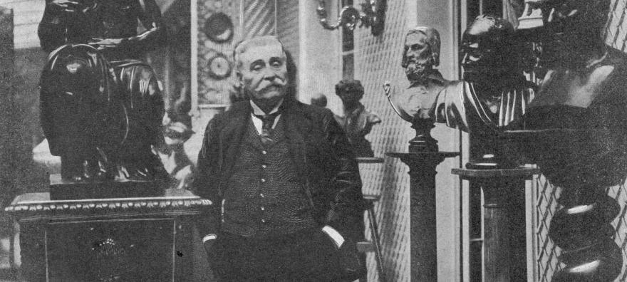 Photographie en noir et blanc de Daniel Iffla, dit Osiris, posant dans sa véranda en 1899