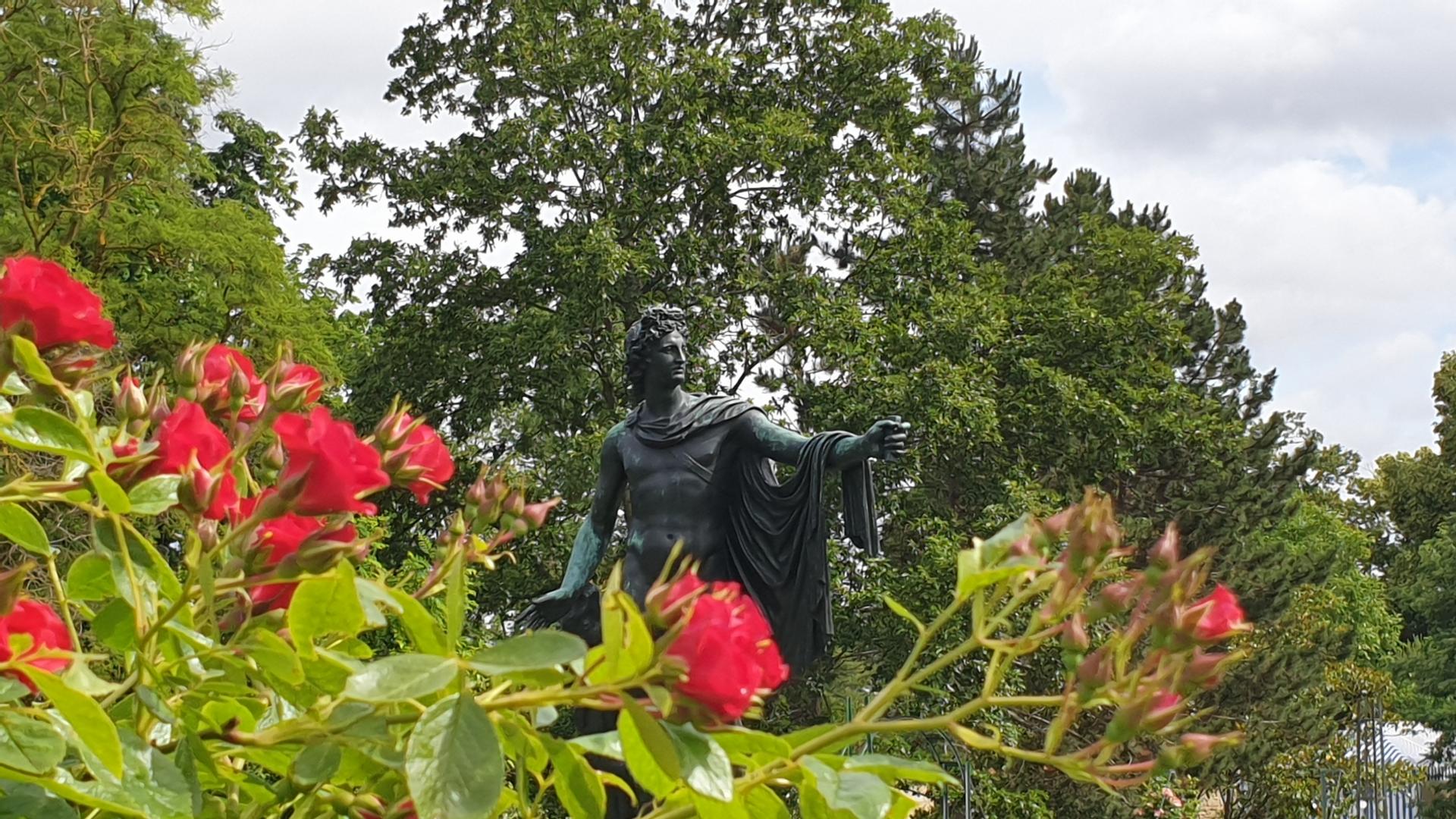 Malmaison - Statue - Fleurs 