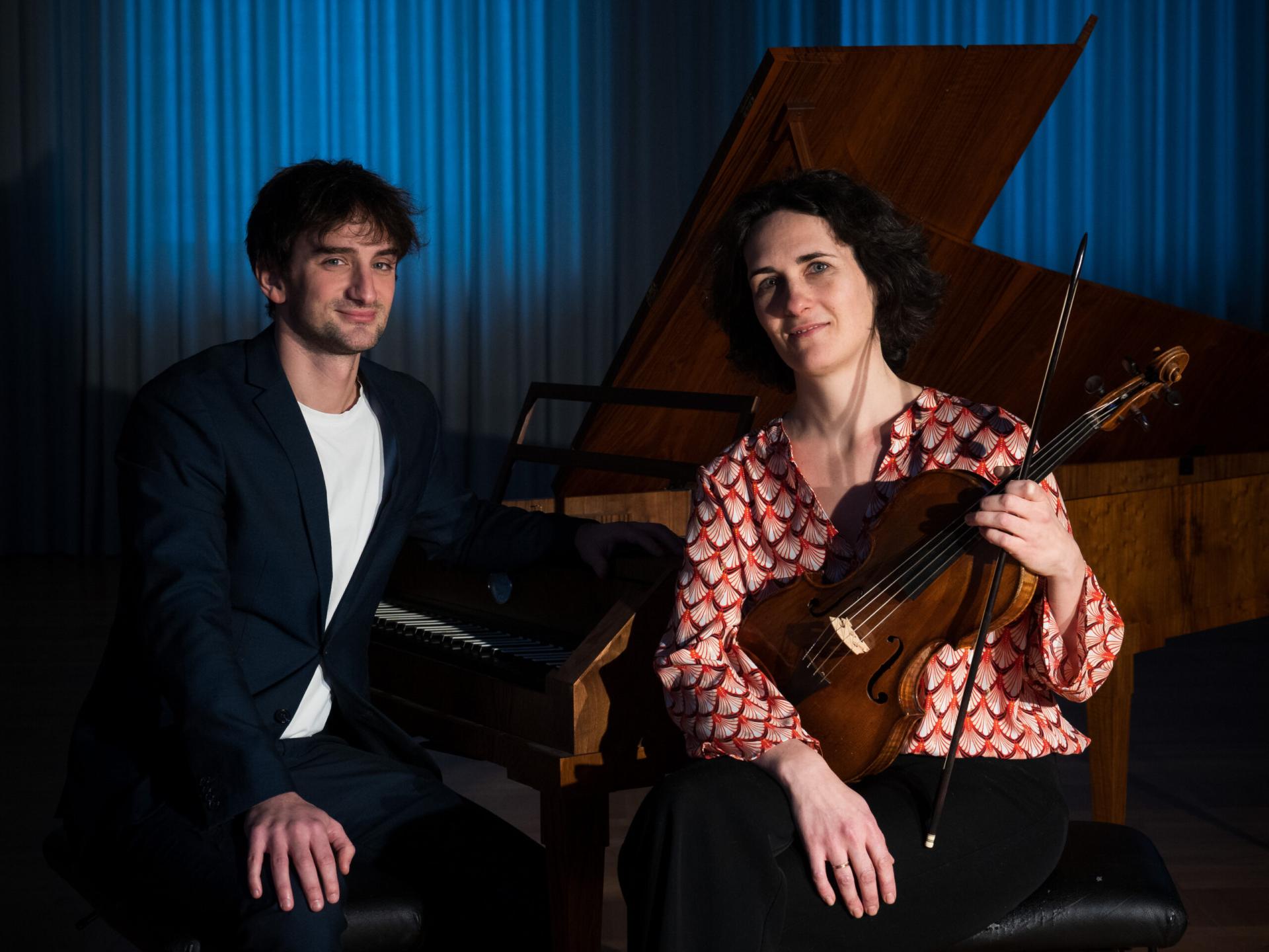 Portrait de deux instrumentistes Bénédicte Royer et Emil Duncumb, accompagnés de leur instrument