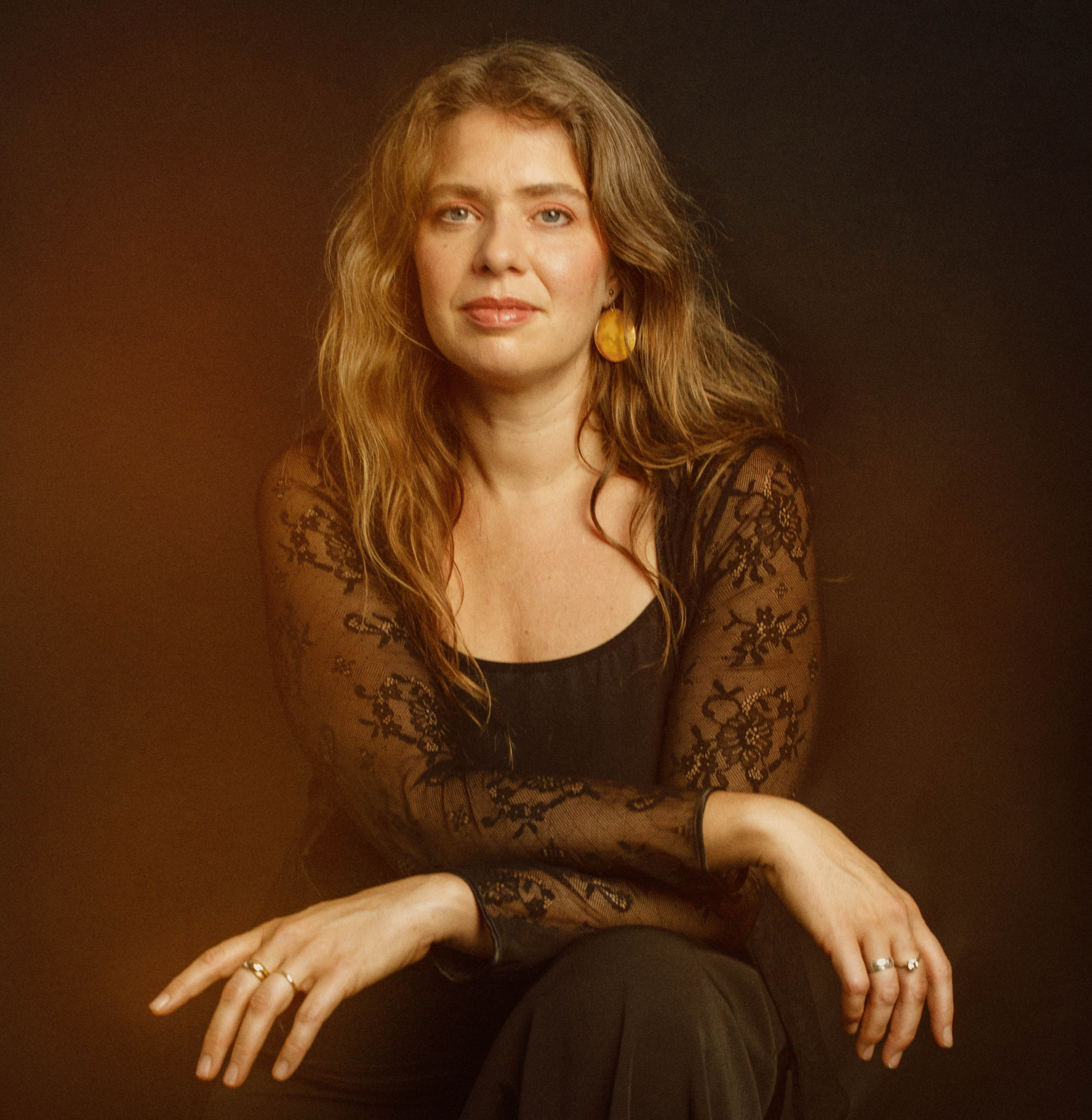 Portrait de face de la pianofortiste Lucie de Saint-Vincent.