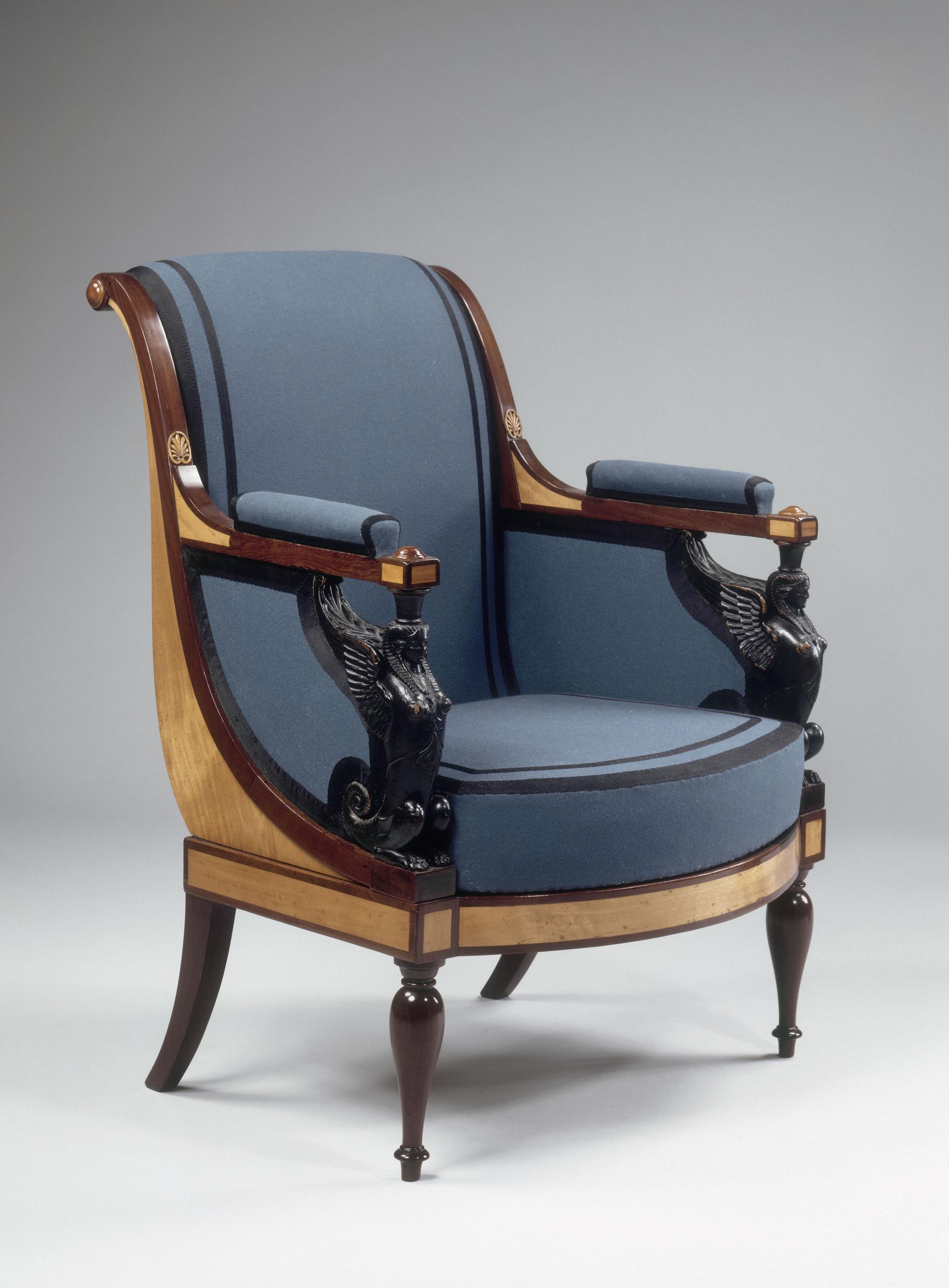 Fauteuil d'époque en noyer, avec revêtement bleu et sphinges aux accoudoirs