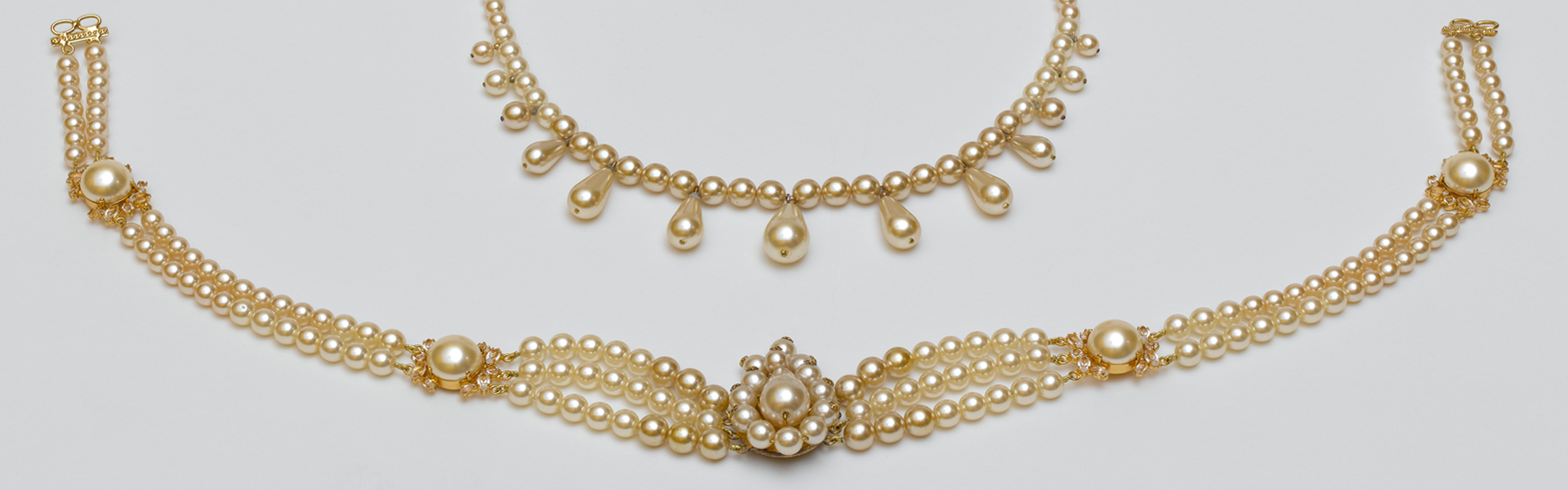 Parure à plusieurs rangs de perles, ornée de détails dorés