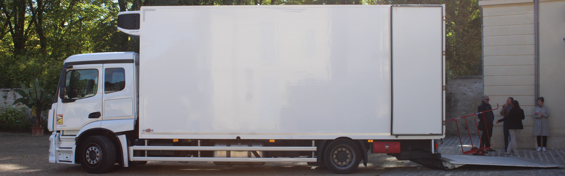 Arrivée du camion de transport d’œuvres au château de Malmaison