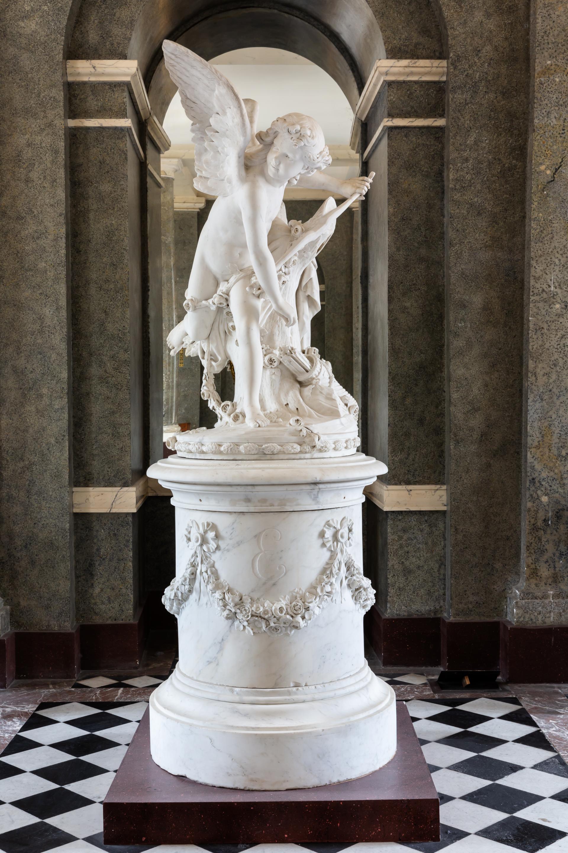 Vue d'une des sculptures présentes dans le vestibule du château de Malmaison