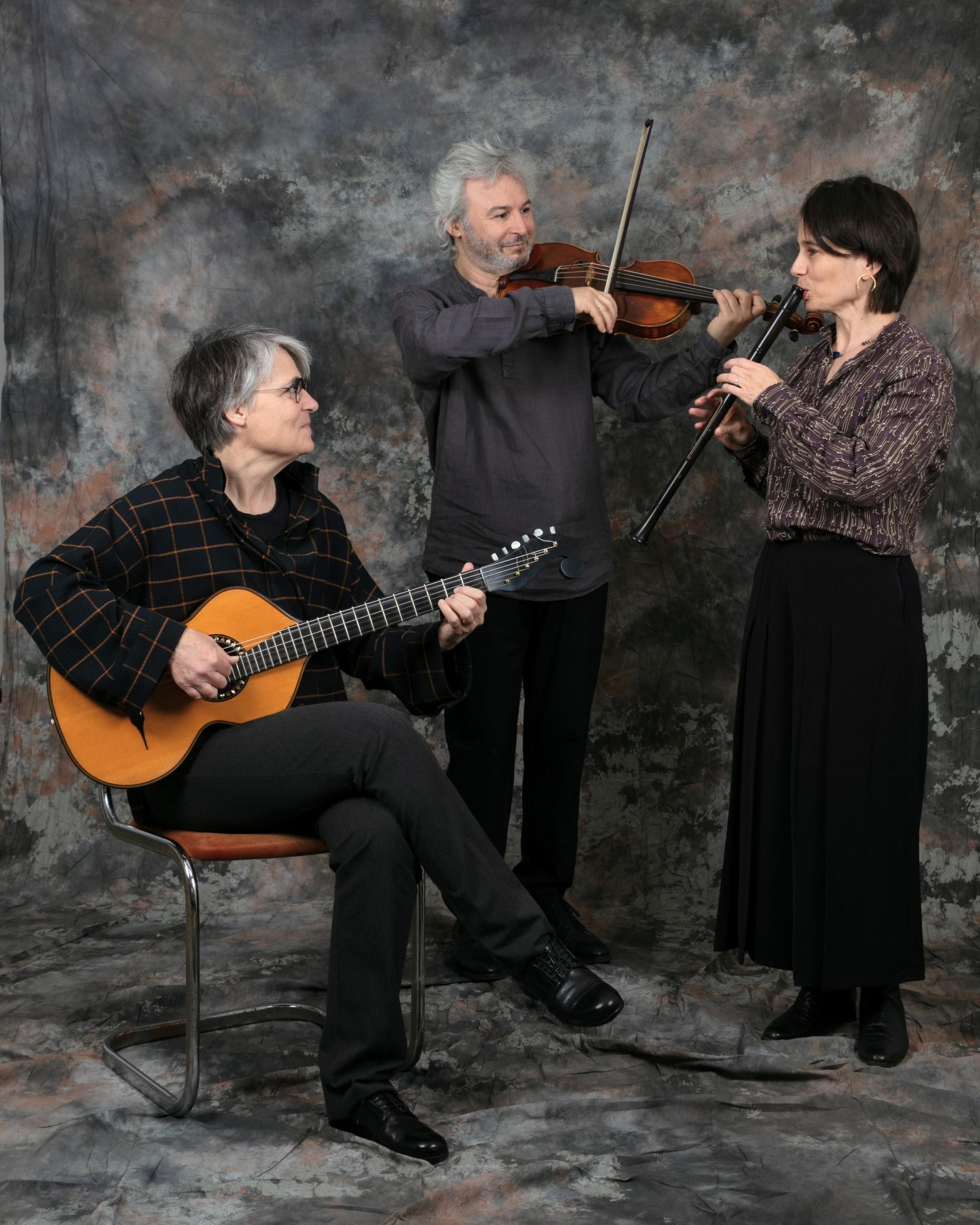 Trois artistes avec leurs instruments de musique