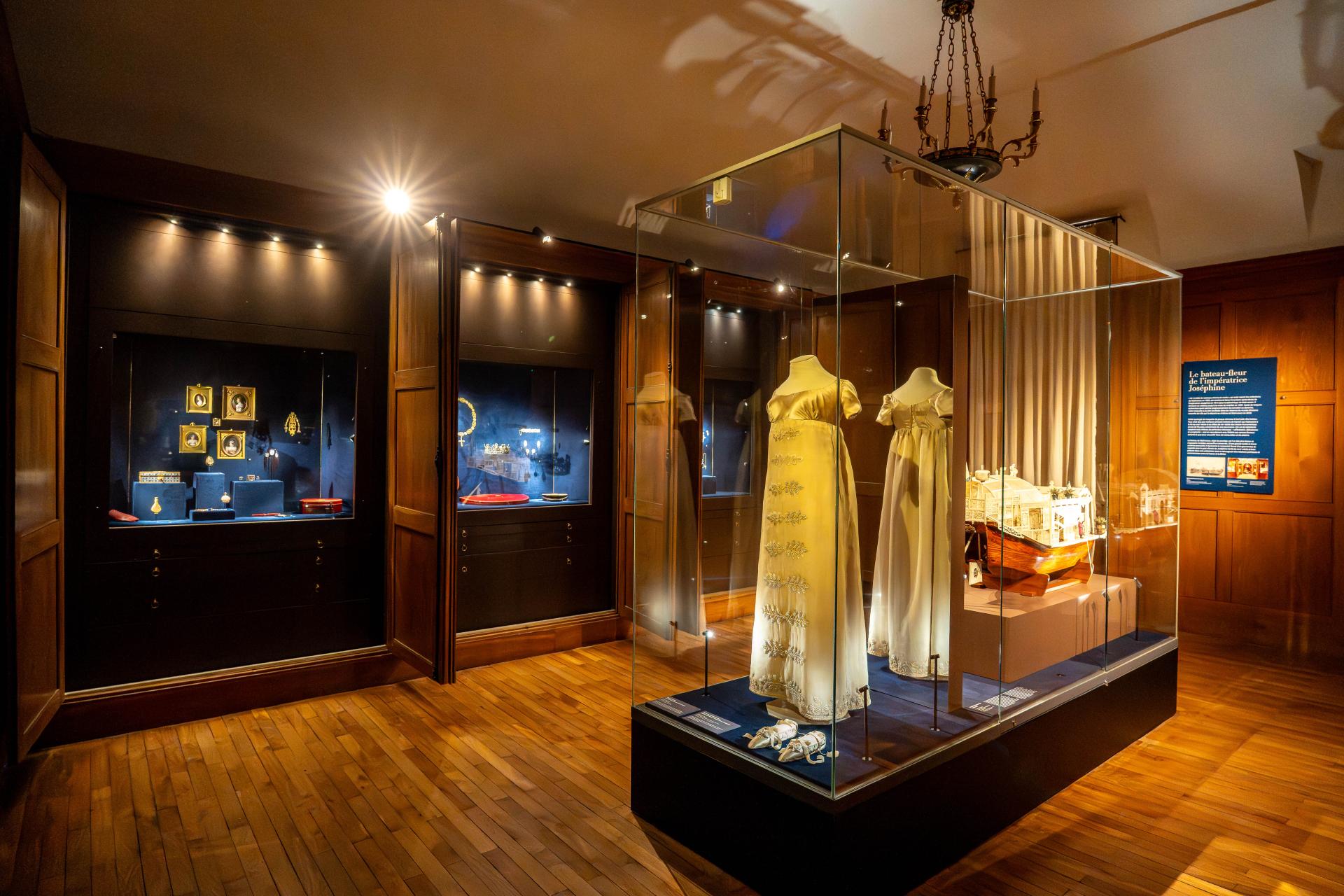 Robe de Joséphine et bateau-fleur au centre de la salle, vitrines de bijoux en arrière-plan