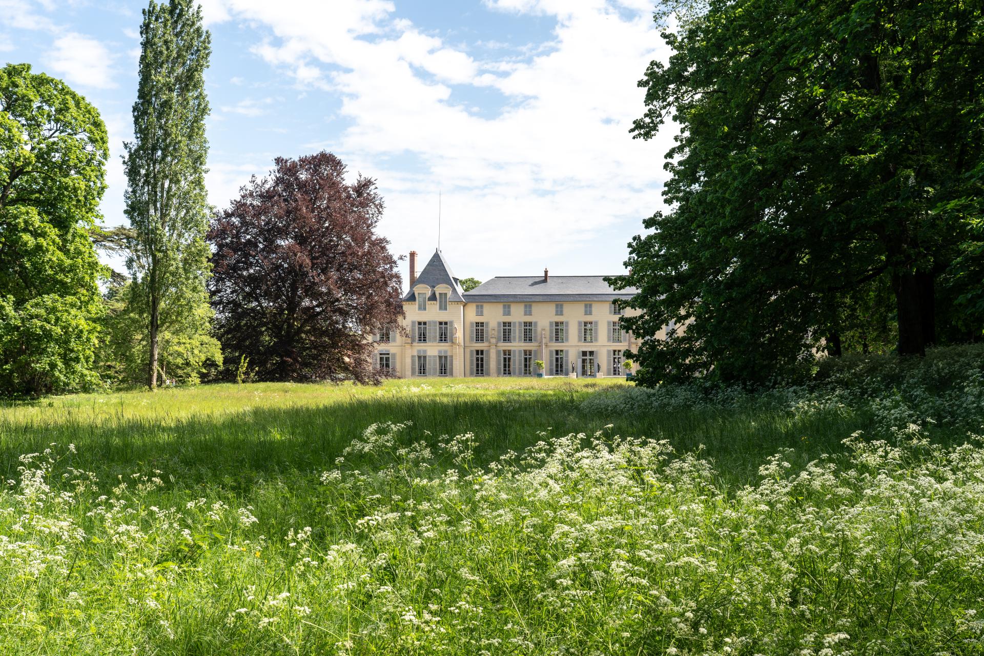 Vue du château de Malmaison depuis le fond du parc, façade ouest