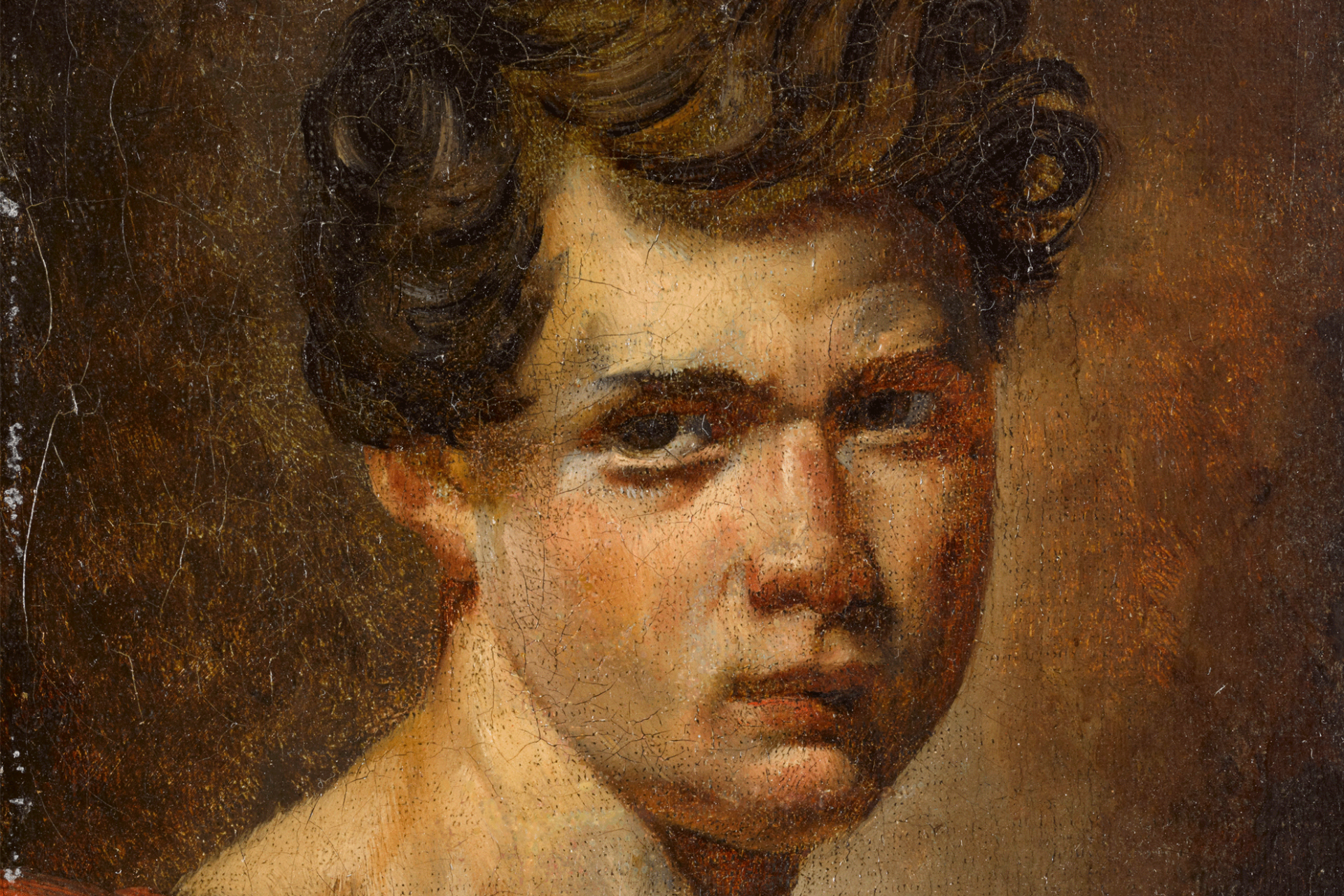 Portrait en gros plan d’un jeune homme aux cheveux bruns et bouclés