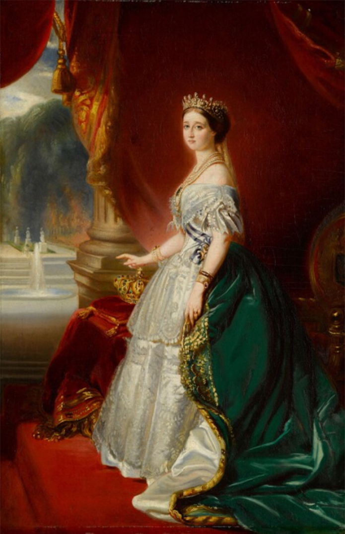 L’impératrice coiffée d’une couronne et vêtue d’une robe blanche sous un manteau vert. 