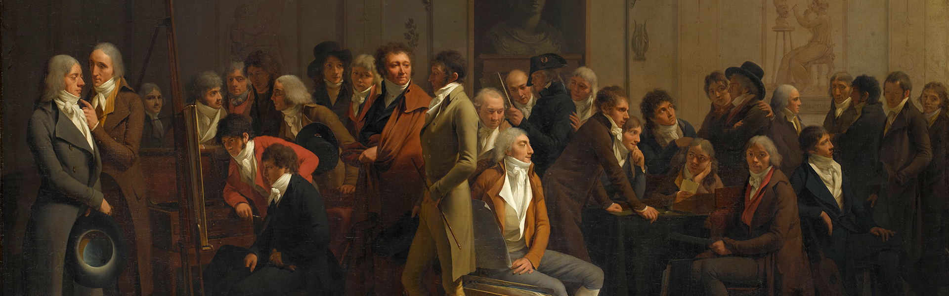 Dans un vaste atelier, des hommes discutent, d’autres regardent ou posent pour le peintre.