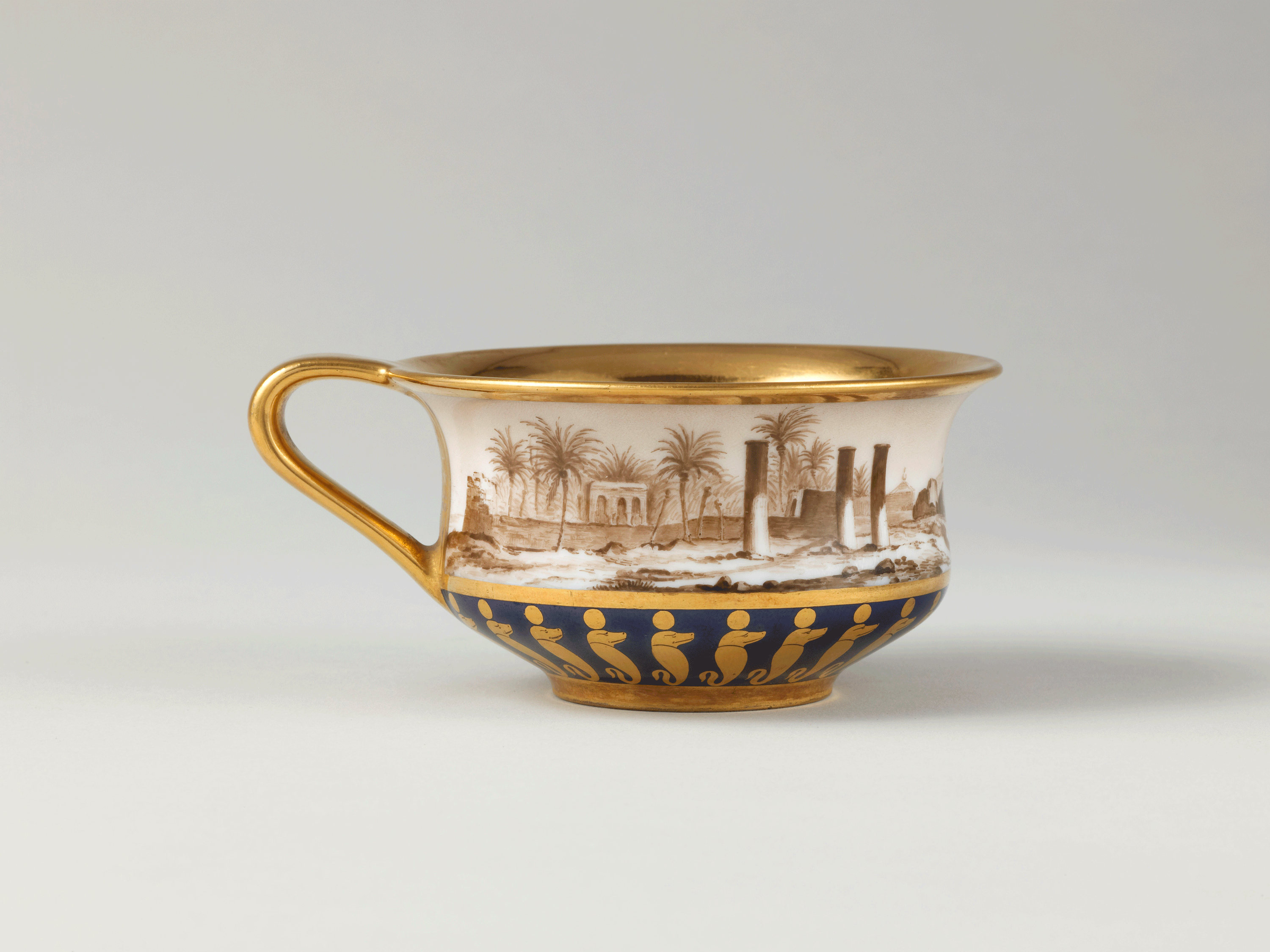 Tasse à thé avec décor égyptien peint et dorures