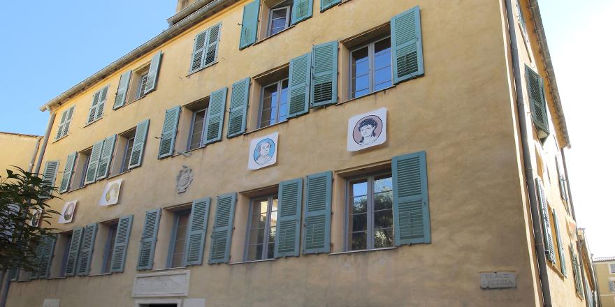 Vue de la façade d'entrée de la Maison Bonaparte à Ajaccio sur laquelle est apposé quatre portraits