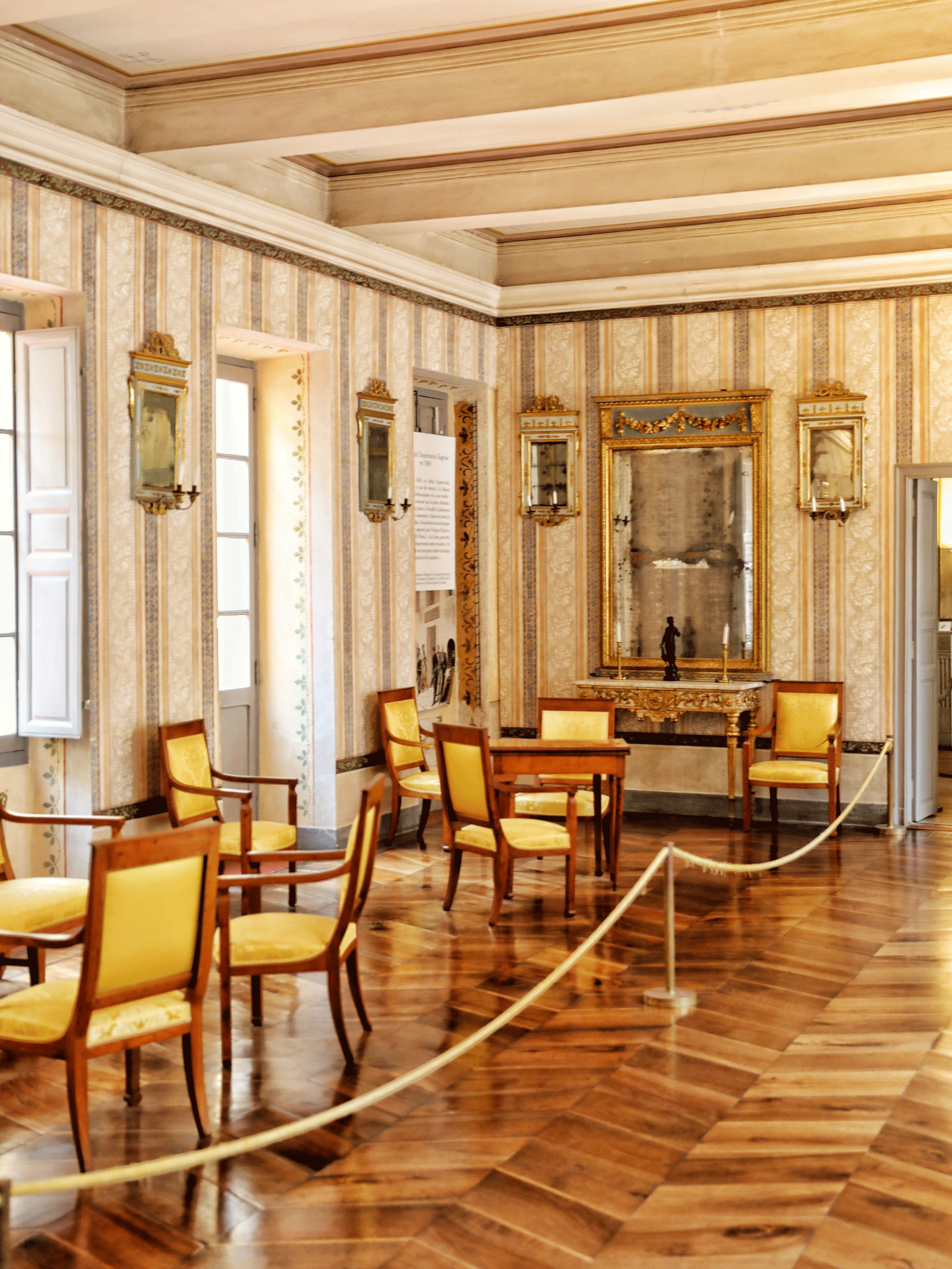 Grande galerie au parquet en noyer, au mobilier Directoire et ornée de seize miroirs