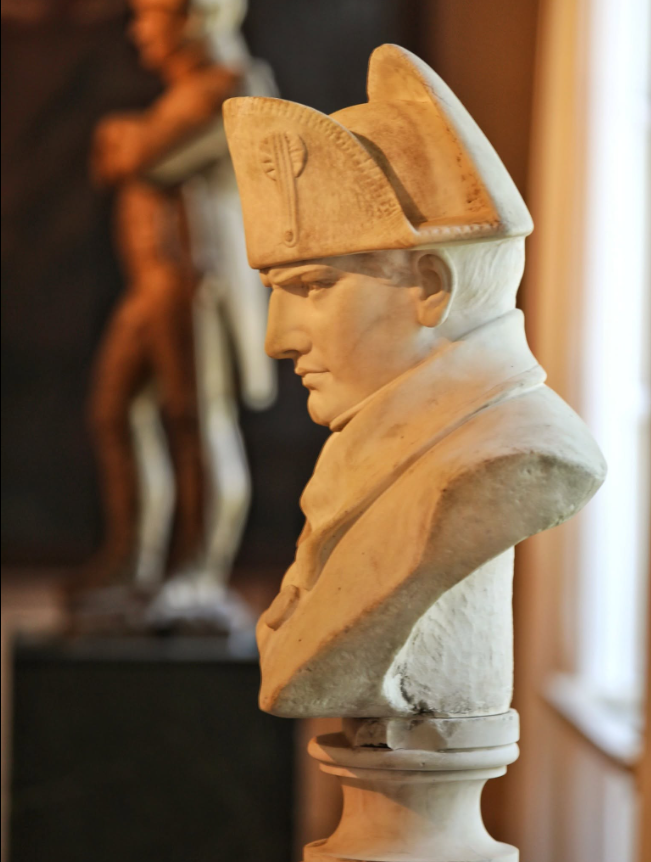 Sculpture en marbre blanc vue de profil, représentant Napoléon coiffé de son bicorne et au regard déterminé